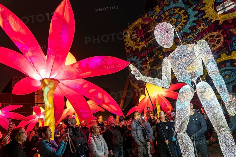 Extraschicht, the long night of industrial culture, cultural festival across the Ruhr region, 35 venues in 19 cities, Dundu, walking, glowing, large puppet, here Illuminating flowers at the Zeche Zollverein in Essen, double trestle pithead tower shaft 12, North Rhine-Westphalia, Germany, Europe