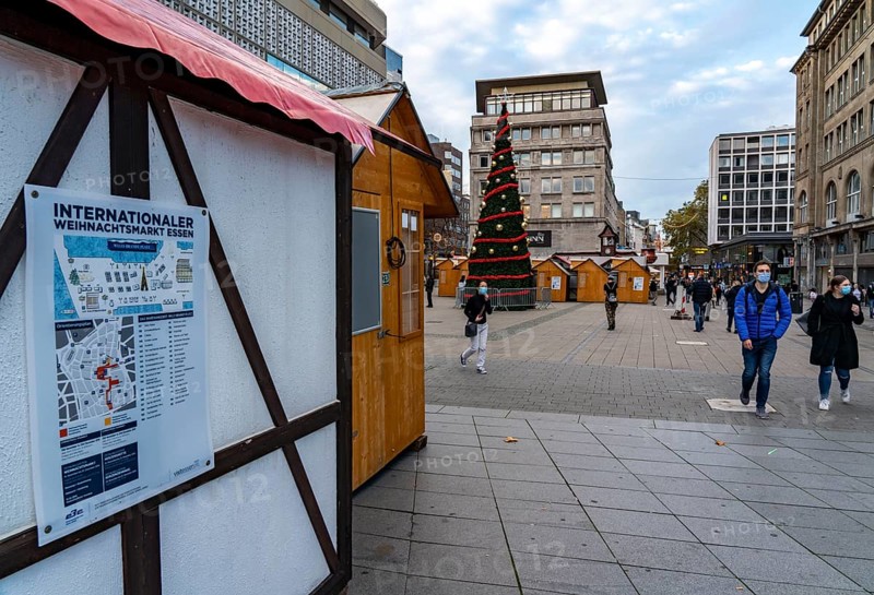 The Christmas market in Essen, Willy-Brandt-Platz on the shopping street Kettwiger Straße, partly already set up, then stopped for the lockdown, in November 2020, and cancelled for the time being, Essen, North Rhine-Westphalia, Germany, Europe