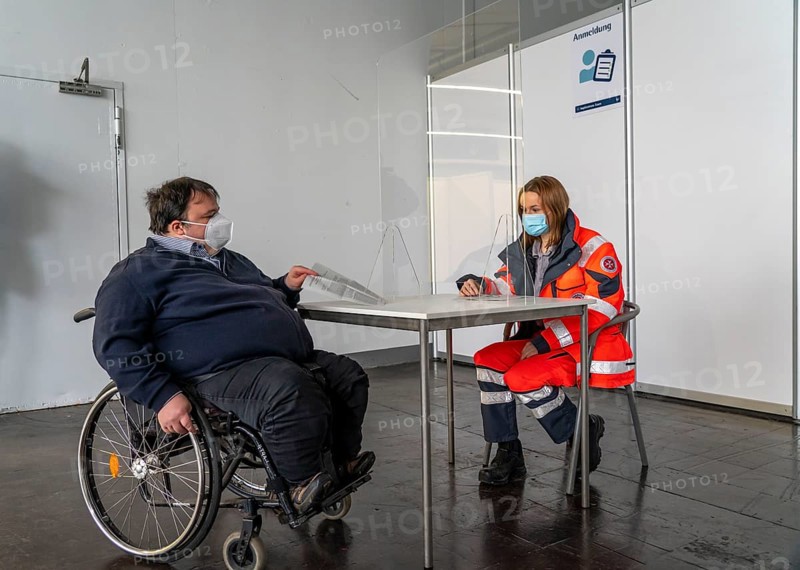 Entrance area, registration, test run in the vaccination centre for the corona vaccinations, in a hall of Messe Essen, by the city, the fire brigade and various aid organisations, 12 vaccination routes for a daily vaccination of up to 2400 people, operated by the North Rhine-Westphalia Association of Statutory Health Insurance Physicians, disabled entrance, barrier-free, wheelchair accessible