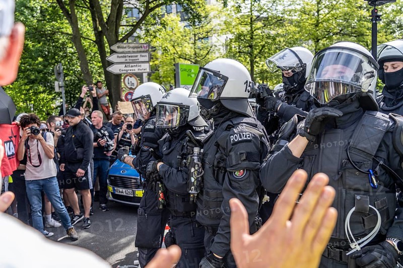 Riots in the run-up to the AFD party conference in Essen, demonstrators try to prevent AFD delegates from entering the Grugahalle, they are led through the demonstrators by a massive police contingent, there were many scuffles, Essen, North Rhine-Westphalia, Germany, Europe