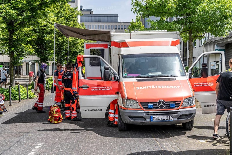 Sanitätskollektiv Berlin, independent paramedics, demonstration against the AFD party conference in Essen, North Rhine-Westphalia, Germany, Europe