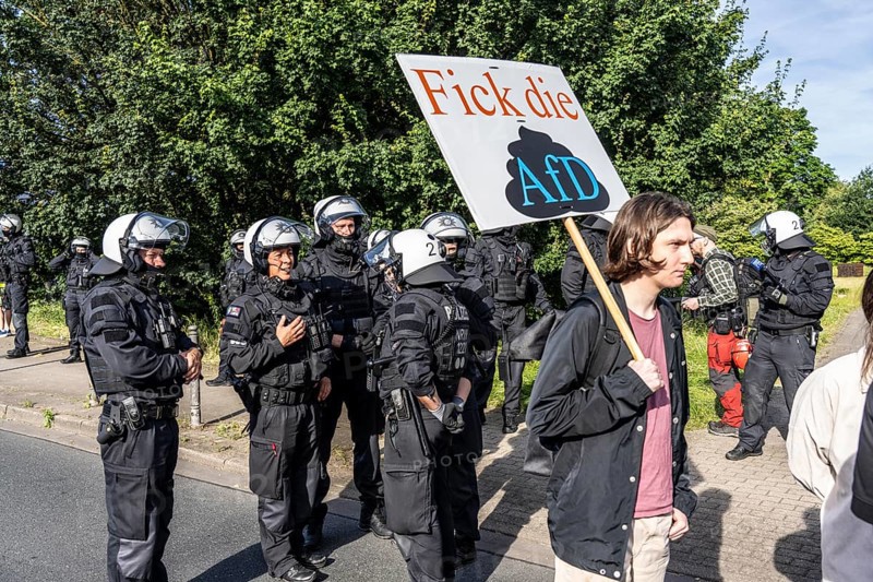 Demonstration against the AFD party conference in Essen, blockade of Alfredstraße, bridge over the A52 motorway, North Rhine-Westphalia, Germany, Europe