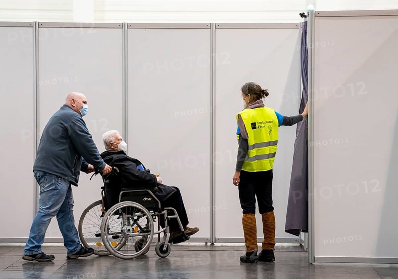 Start in the vaccination centre for corona vaccinations, in a hall of Messe Essen, for people over 80 years of age who do not live in nursing homes, access to the vaccination booths, vaccination routes for a daily vaccination of up to 2400 people, operated by the Association of Statutory Health Insurance Physicians, Essen, North Rhine-Westphalia, Germany, Europe