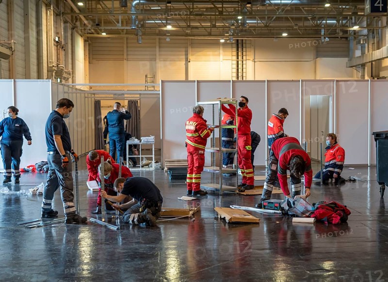 Construction of a vaccination centre for corona vaccinations, in a hall at Messe Essen, by the city, the fire brigade and various aid organisations, construction of 12 vaccination lines for a daily vaccination of up to 2400 people, operated by the North Rhine-Westphalia Association of Statutory Health Insurance Physicians, assembly of storage shelves