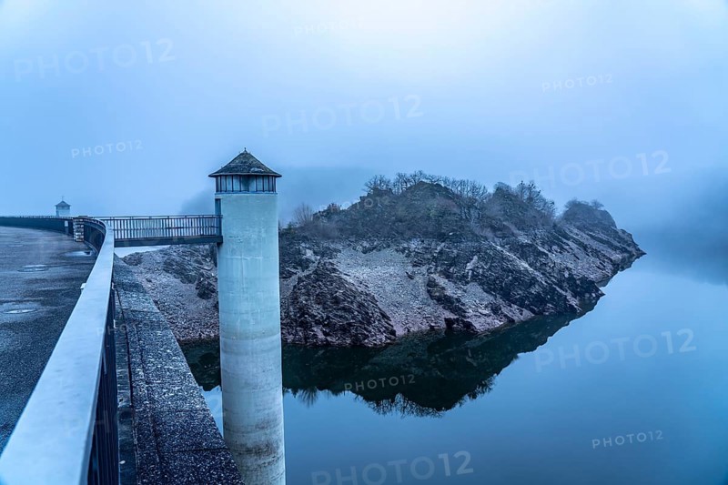 The dam wall of the Urft dam, in the Eifel, reservoir, in winter, fog, near Schleiden, North Rhine-Westphalia, Germany, Europe