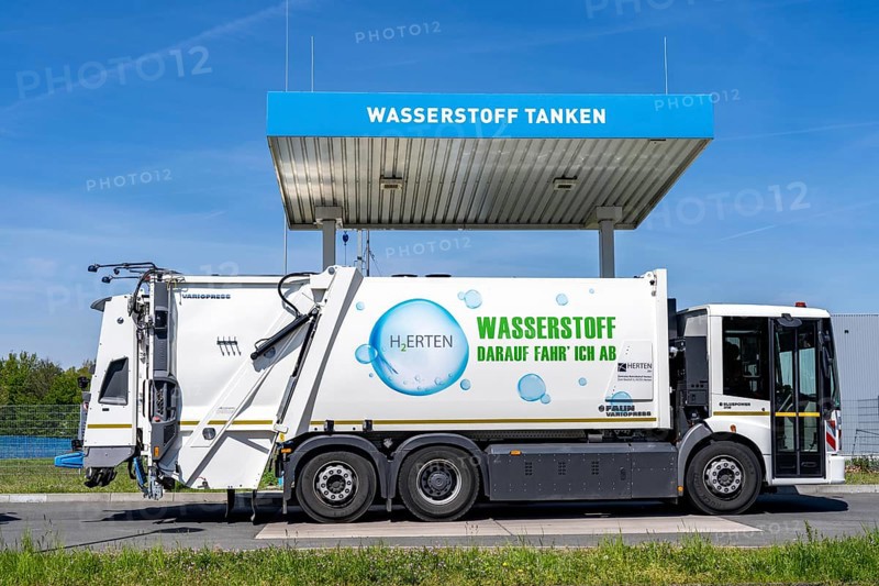 Hydrogen filling station, waste disposal vehicles, rubbish trucks, of the municipal waste disposal company Herten, refuel at the hydrogen competence centre, 6 municipal waste collection vehicles with hydrogen storage and fuel cell operate in Herten, North Rhine-Westphalia, Germany, Europe