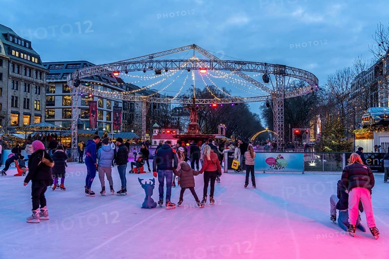 Ice rink Kö on Ice, at the northern end of Königsallee, Christmas market, t in Düsseldorf, North Rhine-Westphalia, Germany, Europe