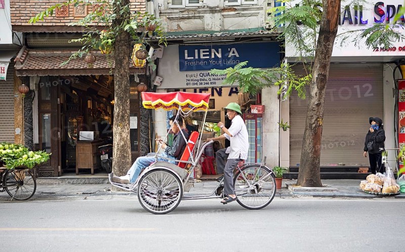 Vietnamese rickshaw driver in the Old Quarter of Hanoi, Vietnam, Asia