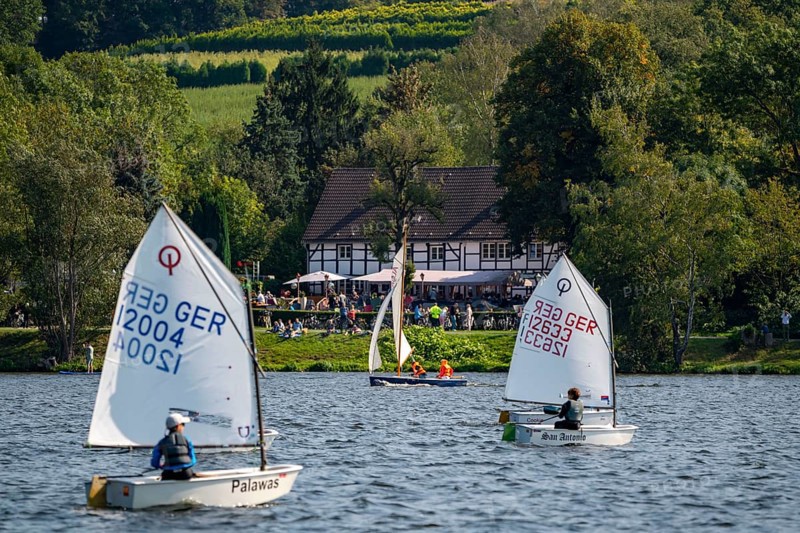 Lake Baldeney in Essen, Ruhr reservoir, sailing boats, Essen Sailing Week sailing regatta, Haus am See beer garden, Essen, North Rhine-Westphalia, Germany, Europe