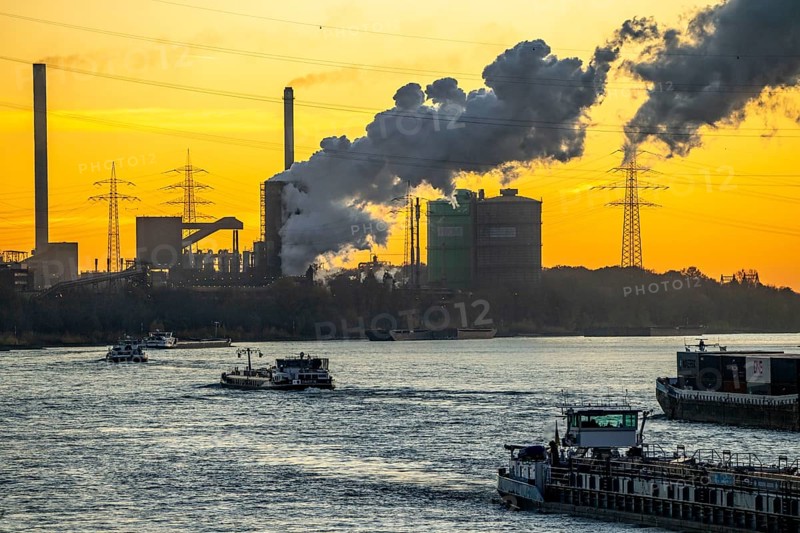 Sunset, cargo ships on the Rhine, steelworks, Hüttenwerke Krupp Mannesmann, discharge cloud of the coking plant, Duisburg, North Rhine-Westphalia, Germany, Europe