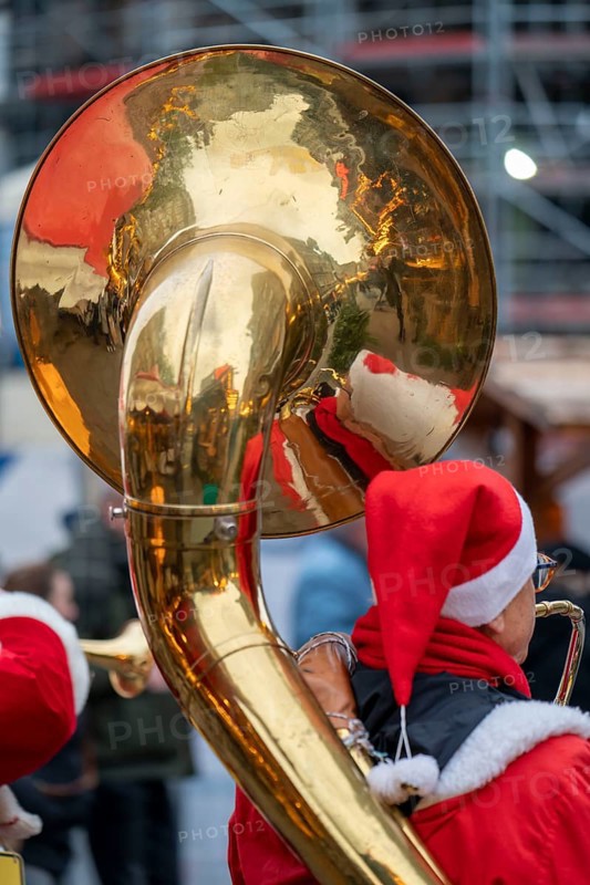 Pre-Christmas season, street musician in Father Christmas costume, Christmas market in the city centre of Essen, Kettwiger Straße, North Rhine-Westphalia, Germany, Europe