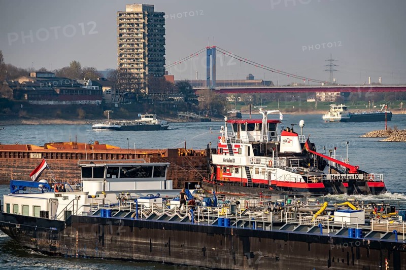 Cargo ships on the Rhine near Duisburg, pushed convoy, tanker, HGK, behind the Friedrich-Ebert-Brücke, Ruhrort, North Rhine-Westphalia, Germany, Europe