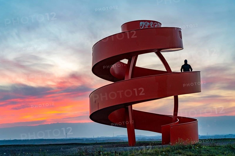 Sculpture Haldenzeichen, observation tower, Humbert spoil tip, part of the Lippepark in Hamm, 5 spoil tips were connected to form a kind of leisure landscape area, jogger, Hamm, North Rhine-Westphalia, Germany, Europe