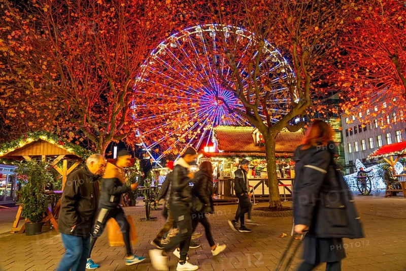 Pre-Christmas season, Christmas market in the city centre of Essen, Kettwiger Straße, Ferris wheel on Burgplatz, North Rhine-Westphalia, Germany, Europe