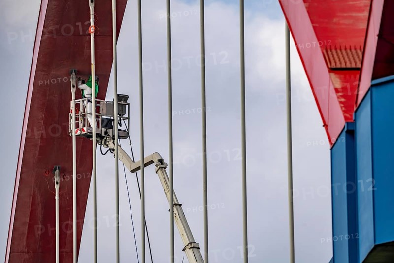 A42 motorway bridge, over the Rhine-Herne Canal, with massive structural damage, workers, with respiratory protection equipment, on lifting platforms, totally closed for the next few months, between the Bottrop-Süd and Essen-Nord junctions, for trucks probably until a new bridge is built, North Rhine-Westphalia, Germany, Europe