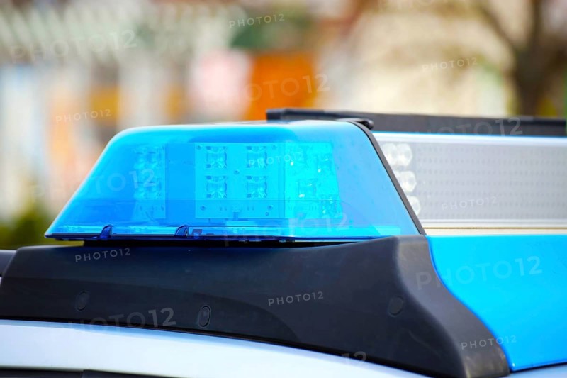 Symbolic image: Close-up of a police car with flashing blue lights