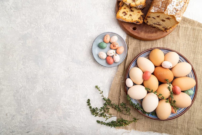 Homemade easter pie with raisins and eggs on plate on a gray concrete background and linen textile. top view, flat lay, copy space