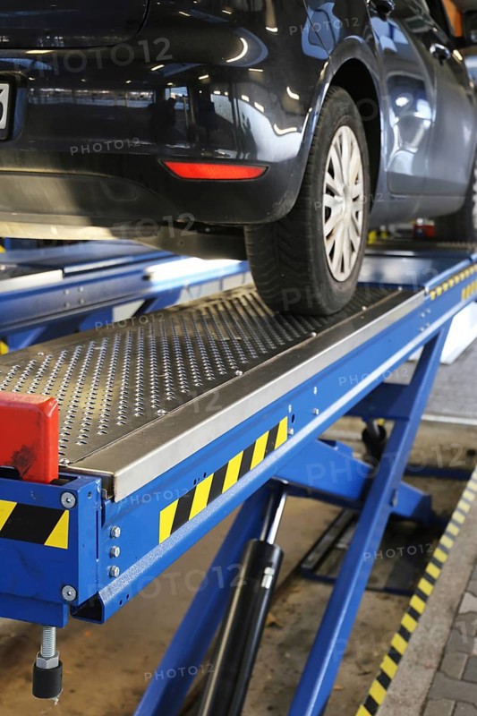 Repair workshop: Car on the lift