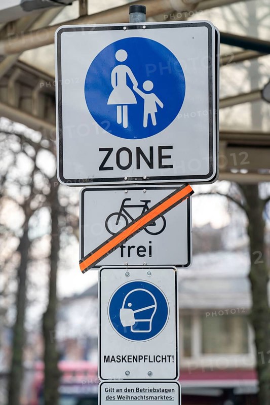 Christmas market in the city centre, Königsstrasse, during the fourth Corona wave, 2G regulation, compulsory masks, signs, in Duisburg, North Rhine-Westphalia, Germany, Europe