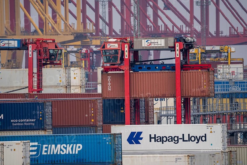 Container terminal in the seaport of Bremerhaven, Eurogate Container Terminal with almost 50 container gantry cranes, cranes, on a length of over 4 KM at the mouth of the Weser, straddle carriers bring the containers to and from the container ships, or store them between, Bremerhaven, Bremen, Germany, Europe