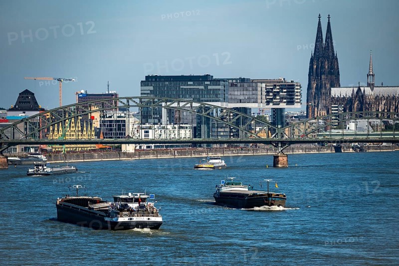 Crane houses, at the customs harbour, Cologne-South, residential and office high-rises, cargo ships, Cologne Cathedral, railway bridge south bridge, Cologne, North Rhine-Westphalia, Germany, Europe
