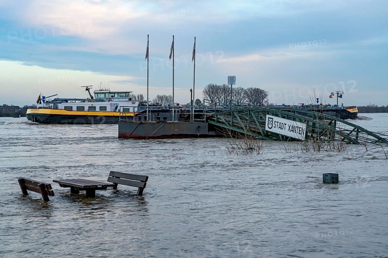 Flood on the Rhine, flooded banks of the Rhine, old ferry landing stage, Rhine meadows, near Xanten, Bislicher Insel, Lower Rhine, North Rhine-Westphalia, Germany, Europe