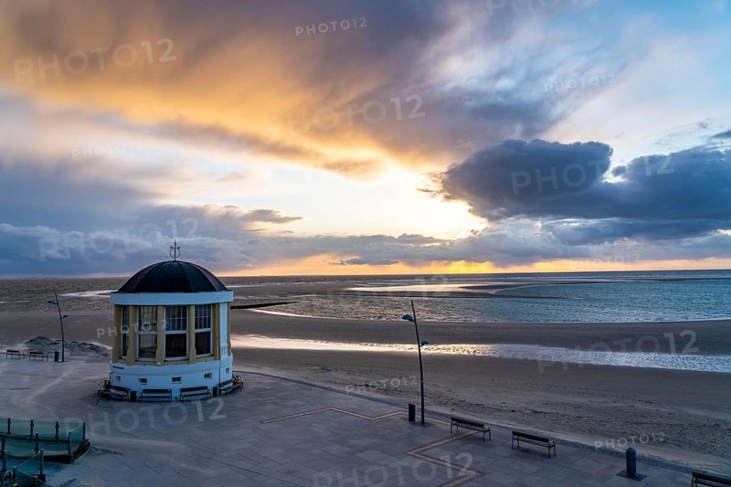 Music pavilion on the beach promenade, North Sea island of Borkum, sunset, East Frisia, Lower Saxony, Germany, Europe