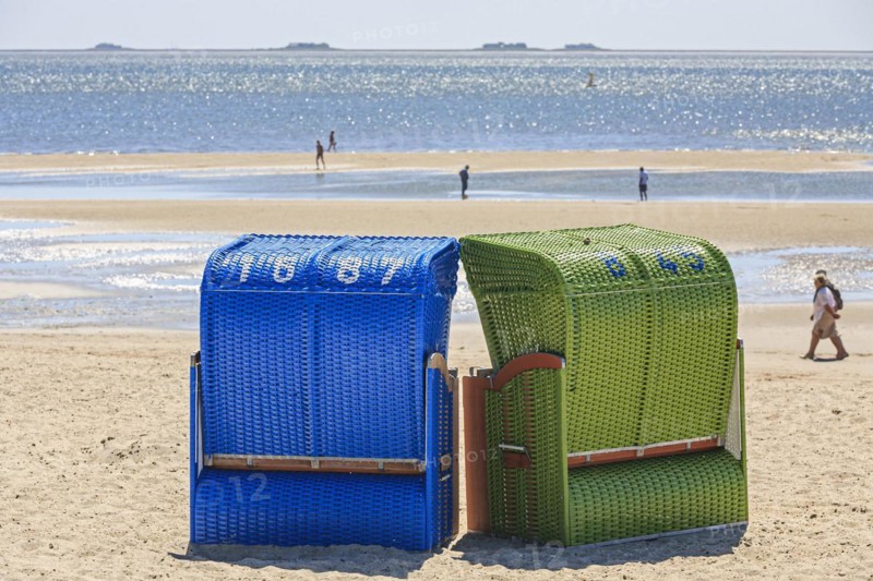 Beach chairs on the beach, sunny, backlight, behind Halligen, summer, North Sea island Föhr, Schleswig-Holstein, Germany, Europe