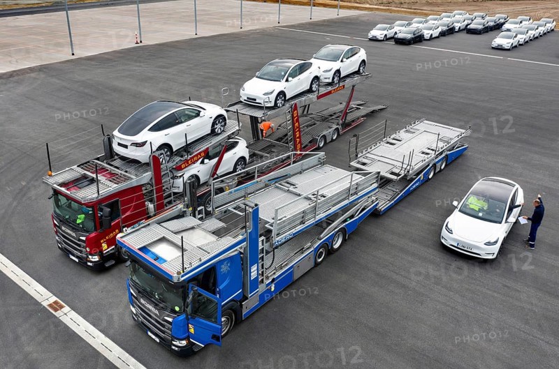 Tesla Y models produced in the Tesla Giga Factory are loaded onto car transporters, Grünheide, 24.09.2022