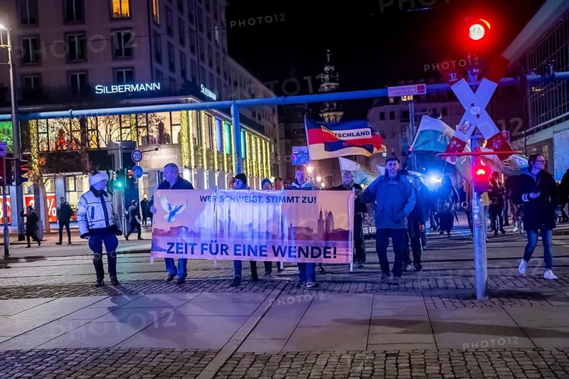 To mark 13 February and the destruction of Dresden in the Second World War, the small right-wing extremist party Freie Sachsen organised a demonstration and marched through the centre of Dresden in front of the Church of Our Lady with revanchist and fantasy flags and loudspeakers. They distorted historical facts, voiced conspiracy theories and shouted slogans that jeopardised the rule of law, Dresden, Saxony, Germany, Europe