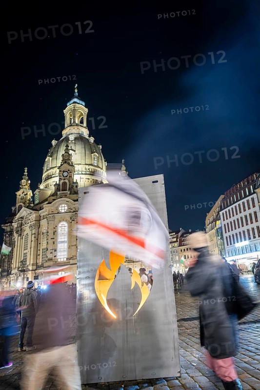 To mark 13 February and the destruction of Dresden in the Second World War, the small right-wing extremist party Freie Sachsen organised a demonstration and marched through the centre of Dresden in front of the Church of Our Lady with revanchist and fantasy flags and loudspeakers. They distorted historical facts, voiced conspiracy theories and shouted slogans that jeopardised the rule of law, Dresden, Saxony, Germany, Europe
