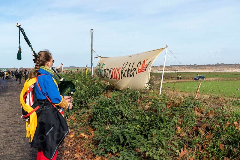 Protest action against the demolition of the village of Lützerath in the Rhenish lignite mining area, which is to make way for the expansion of the Garzweiler II open-cast mine, several thousand participants at the demonstration in Lützerath, North Rhine-Westphalia, Germany, Europe
