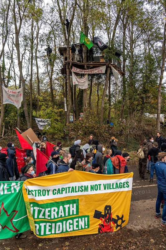 Tree houses with Antifa activists, protest action against the demolition of the village of Lützerath in the Rhenish lignite mining area, which is to make way for the expansion of the Garzweiler II open-cast mine, several thousand participants at the demonstration in Lützerath, North Rhine-Westphalia, Germany, Europe