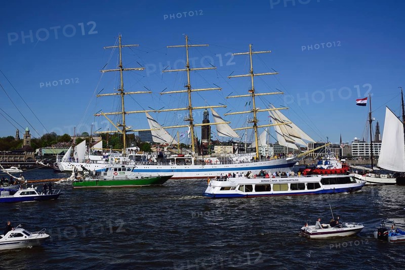 Europe, Germany, Hamburg, Elbe, View across the Elbe to the St. Pauli Landungsbrücken, Sailing training ship Mir, Three-masted full-rigged ship, Hamburg, Hamburg, Federal Republic of Germany, Europe