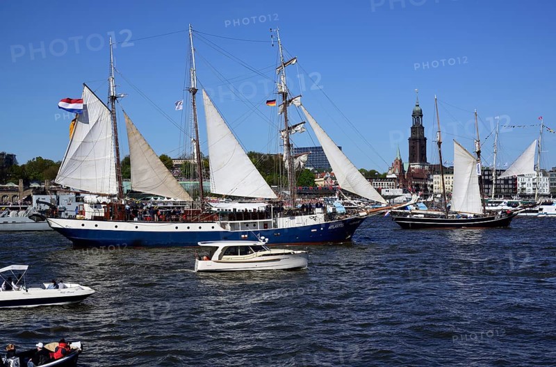 Europe, Germany, Hamburg, Elbe, View across the Elbe to the Michel, Barkentine Atlantis in front of the Baumwall, Hamburg, Hamburg, Federal Republic of Germany, Europe