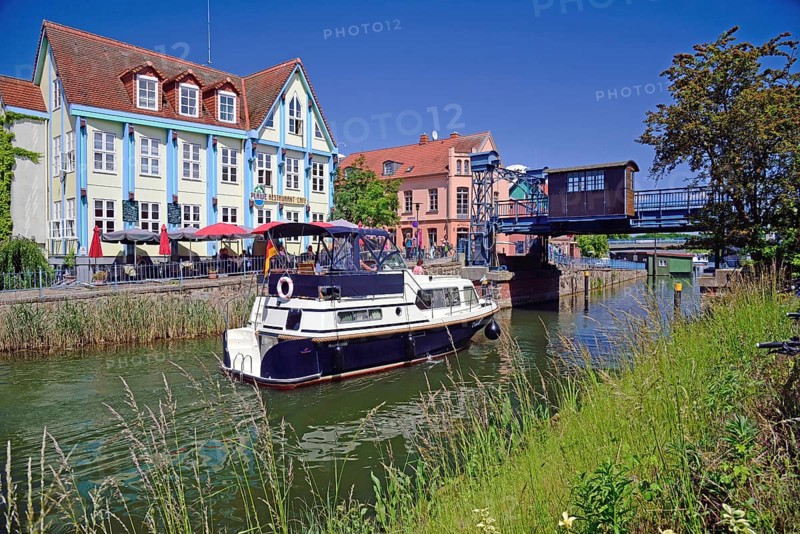 Europe, Germany, Mecklenburg-Western Pomerania, Plau am See, Lake Plau, Elde-Müritz waterway, lift bridge built in 1916, motor yacht, Plau am See, Mecklenburg-Western Pomerania, Germany, Europe