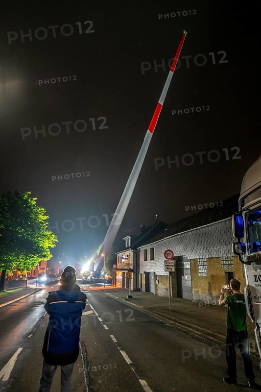 Transport of a 68 metre long, 22 tonne blade of a wind turbine, here in Breckerfeld, with a self-propelled Blade-Lifter vehicle, over a 40 km long route, over 2 nights, in the Bergisches Land, through towns, villages, over country roads, narrow through roads, to the construction site of the wind turbine near Hagen, North Rhine-Westphalia, Germany, Europe