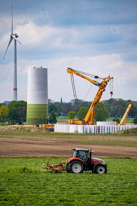 Wind turbine repowering, in the Issum-Oermten wind farm, 9 wind turbines in operation for over 20 years (Enercon model series E-58) are replaced by 4 new turbines (type Enercon E-160), which then generate 4 times more electricity than the old 9 wind turbines, North Rhine-Westphalia, Germany, Europe