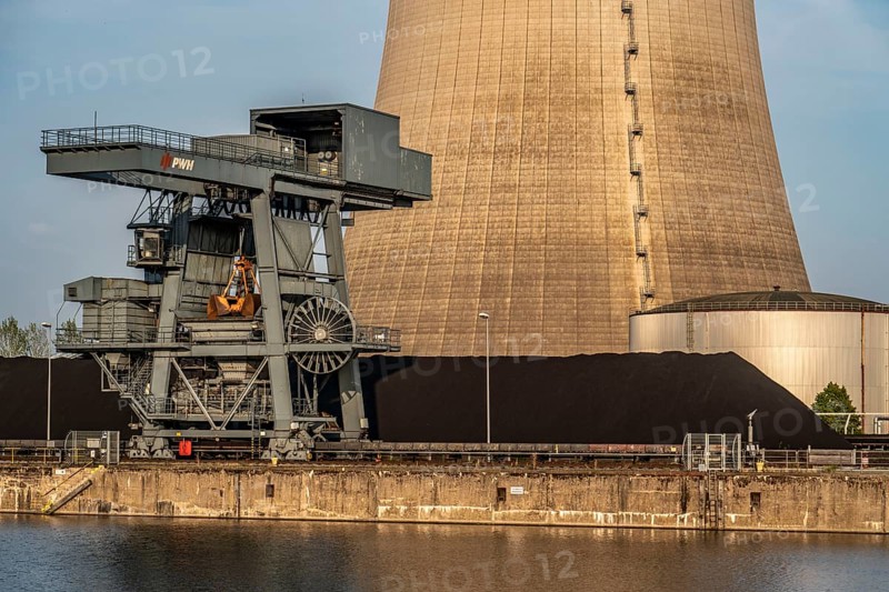 The Heyden power plant, coal-fired power plant, which was shut down in July 2021 and kept as a grid reserve and will be temporarily reconnected to the grid at the end of August 2022 as part of the energy crisis, harbour on the Heyden lock canal, Petershagen, North Rhine-Westphalia, Germany, Europe
