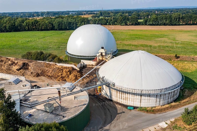 Biogas plant, gas storage, with dome, fermenter tanks for the fermentation process, use of solid manure as energy source, on a farm near Lippling, close to Delbrück in East Westphalia, in the district of Paderborn, 1.5 megawatts of electrical power, production of district heating for homes in the region, North Rhine-Westphalia, Germany, Europe