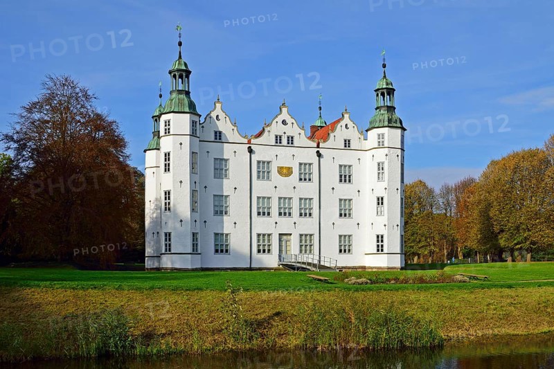 Germany, Ahrensburg, Ahrensburg Castle in autumn, Hamburg, Hamburg, Federal Republic of Germany, Europe