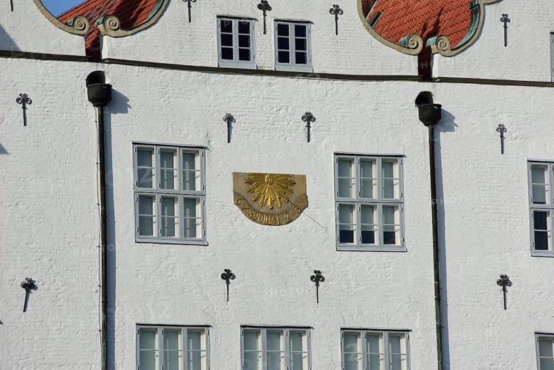 Europe, Germany, Schleswig-Holstein, Ahrensburg, moated castle Ahrensburg, autumn, front facade, built around 1595, late Renaissance, Europe
