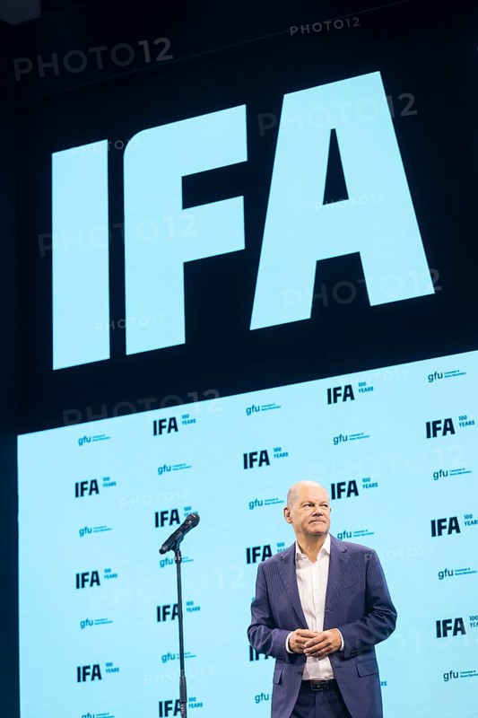 Olaf Scholz (Chancellor of the Federal Republic of Germany, SPD) gives a press statement after the press tour of the IFA (Internationale Funkausstellung) exhibition at the exhibition grounds, Berlin, 06/09/2024