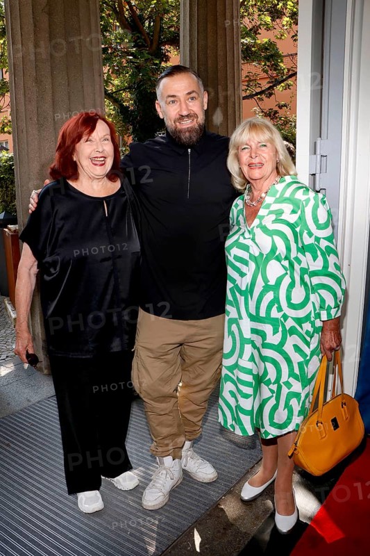 Brigitte Grothum, citizen Lars Dietrich and Dagmar Biener at the annual press conference for the 2024/25 season at the Schlossparktheater in Berlin on 3 September 2024