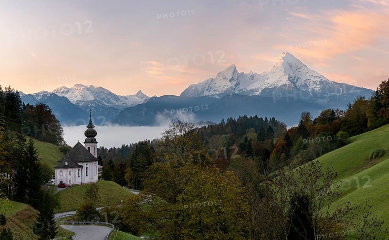 Maria Gern pilgrimage church at sunrise, behind Schönfeldspitze and the Watzmann, in autumn, Berchtesgaden Alps, Berchtesgaden, Berchtesgadener Land, Upper Bavaria, Bavaria, Germany, Europe