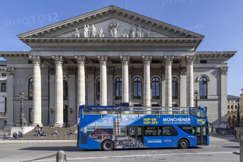 Bus, Sightseeing tour in front of the Bavarian State Opera, Munich, Bavaria, Germany, Europe