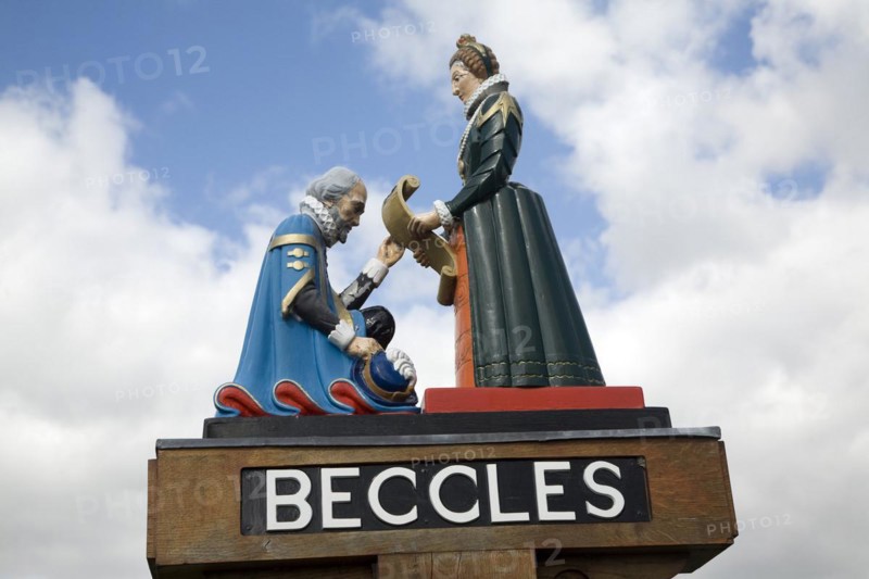 Queen Elizabeth 1 hands Royal Charter of Corporation to John Baas Port reeve, 1584, Beccles, Sufolk, England, UK