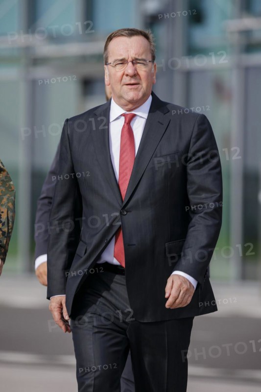 Federal Defence Minister Boris Pistorius, SPD, and the Inspector of the Army, Lieutenant General Alfons Mais, bid farewell to the 20 or so soldiers of the Lithuanian brigade's preliminary command at BER Airport. By the fourth quarter of 2024, the pre-command is to grow to a deployment staff of around 150 members of the Bundeswehr. The army brigade will be reorganised in Lithuania with the name Panzerbrigade 45. Following the official commissioning of the brigade in 2025, the other forces will be deployed starting in 2025. The Lithuanian brigade should be operational by the end of 2027. Berlin, 08.04.2024