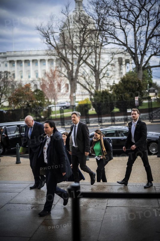 Federal Minister for Economic Affairs and Climate Protection Robert Habeck's trip to the USA from 06-10 March 2024 On the road in Washington, 07 March 2024, with astronauts Alexander Gerst and Matthias Maurer