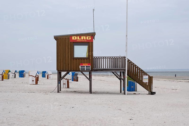 Beach chairs on the sandy beach, DLRG water rescue tower, North Sea, Utersum, Föhr, North Sea island, North Frisia, Schleswig-Holstein, Germany, Europe